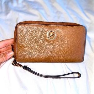 Michael Kors wallet/clutch